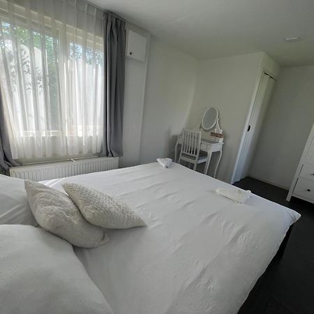 Ruime Chalet Midden In De Natuur In Lith Bagian luar foto