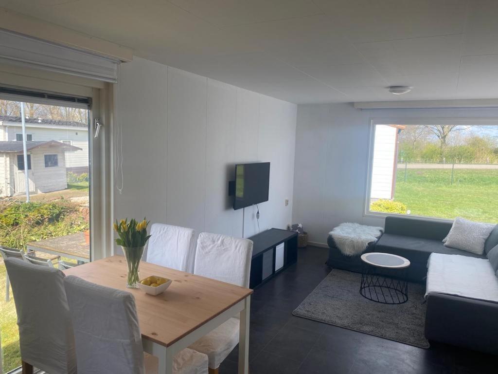 Ruime Chalet Midden In De Natuur In Lith Bagian luar foto