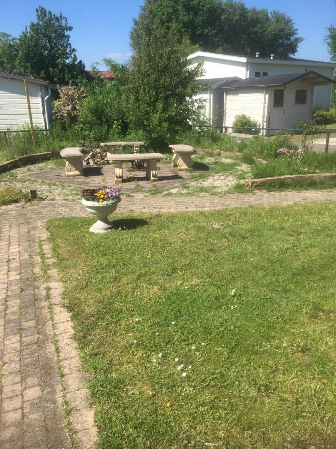 Ruime Chalet Midden In De Natuur In Lith Bagian luar foto