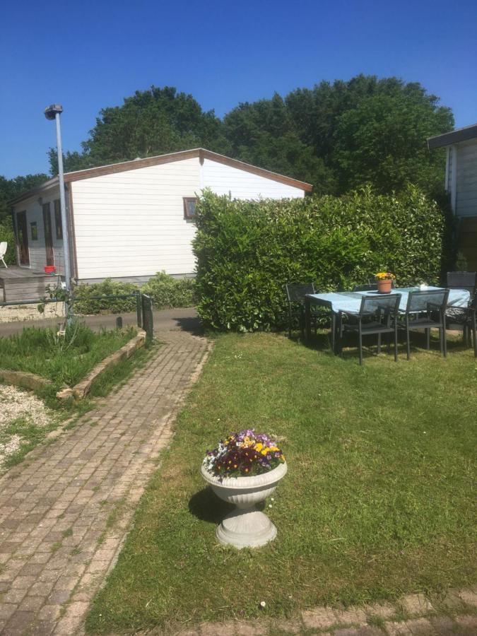 Ruime Chalet Midden In De Natuur In Lith Bagian luar foto