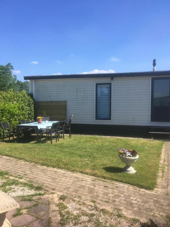 Ruime Chalet Midden In De Natuur In Lith Bagian luar foto