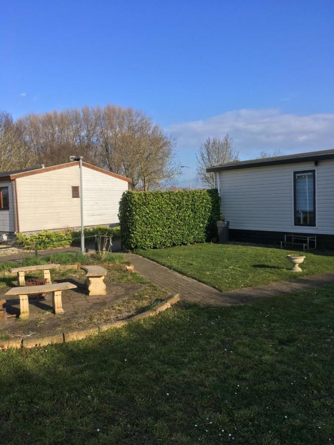 Ruime Chalet Midden In De Natuur In Lith Bagian luar foto