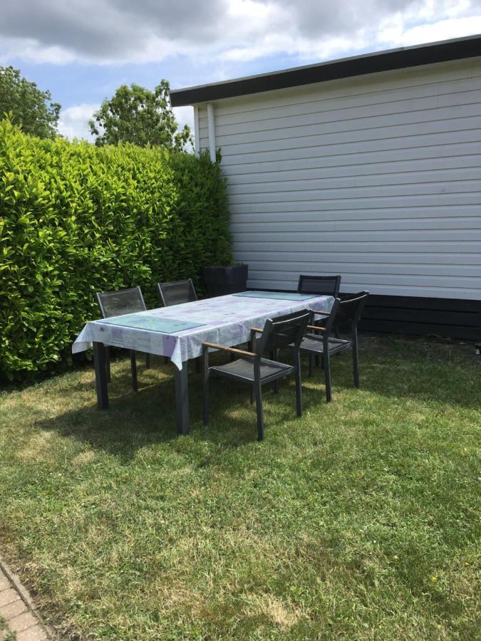 Ruime Chalet Midden In De Natuur In Lith Bagian luar foto