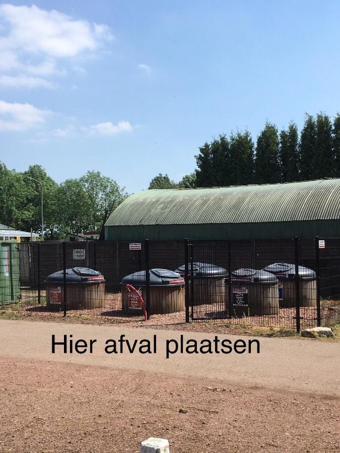Ruime Chalet Midden In De Natuur In Lith Bagian luar foto