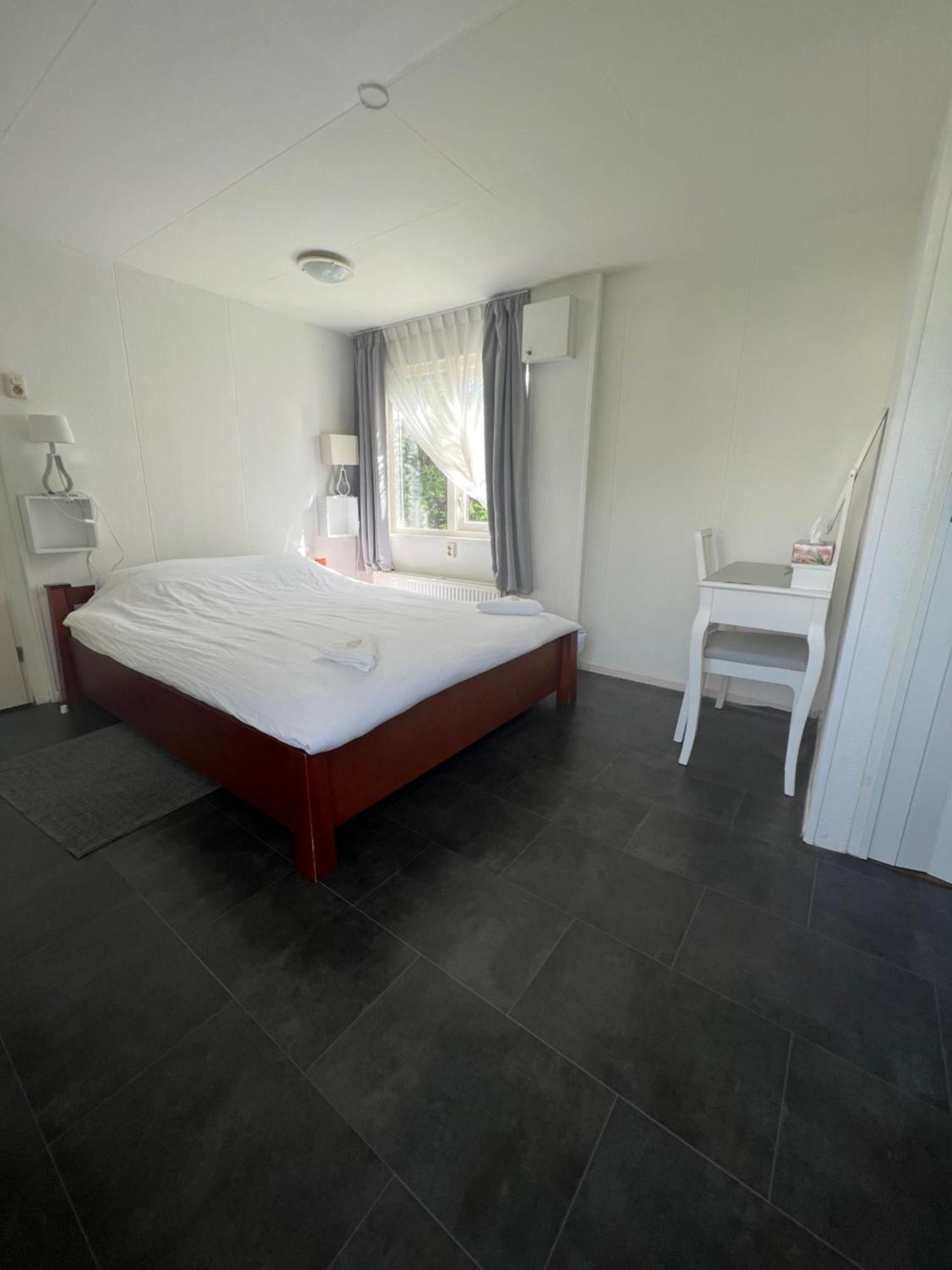 Ruime Chalet Midden In De Natuur In Lith Bagian luar foto