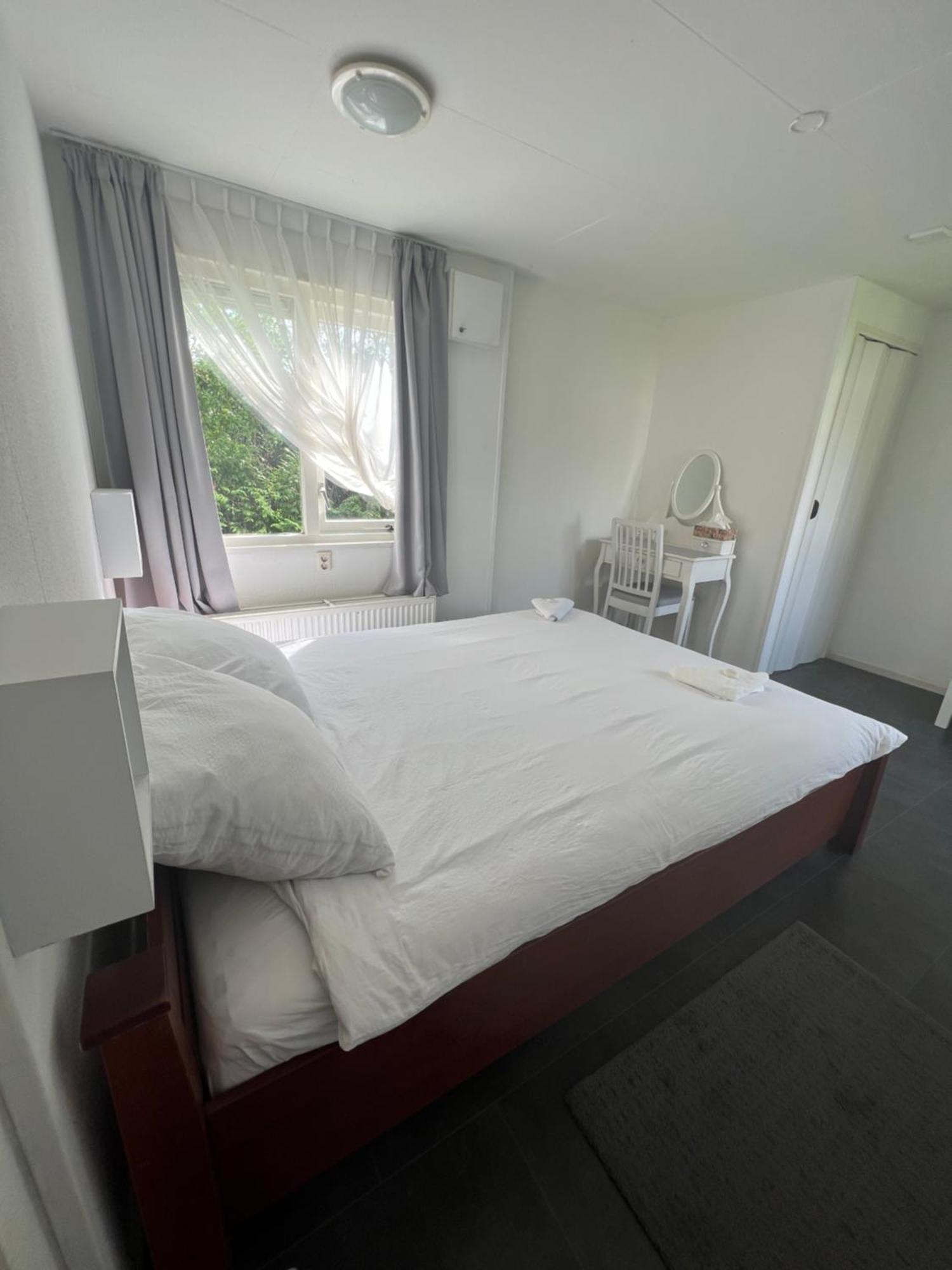 Ruime Chalet Midden In De Natuur In Lith Bagian luar foto