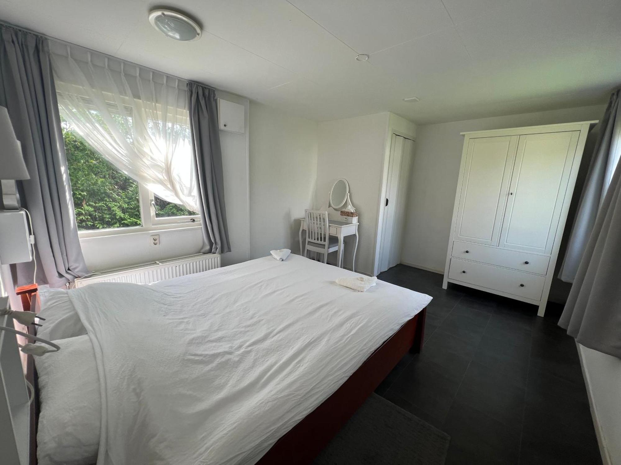 Ruime Chalet Midden In De Natuur In Lith Bagian luar foto